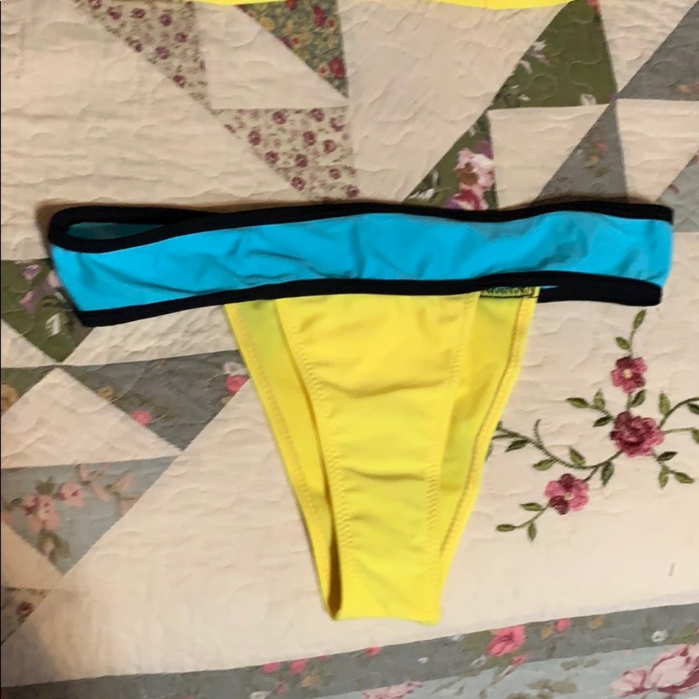 Bikini - Picture 2 of 3